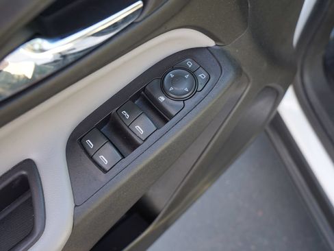 Used 2020 Chevrolet Equinox LS AWD/4WD image 16