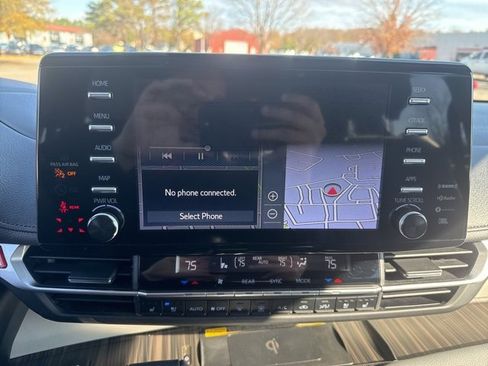 Used 2023 Toyota Sienna Limited image 22