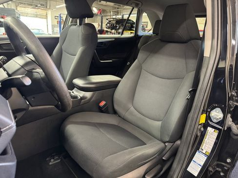 Used 2021 Toyota RAV4 LE AWD/4WD image 17