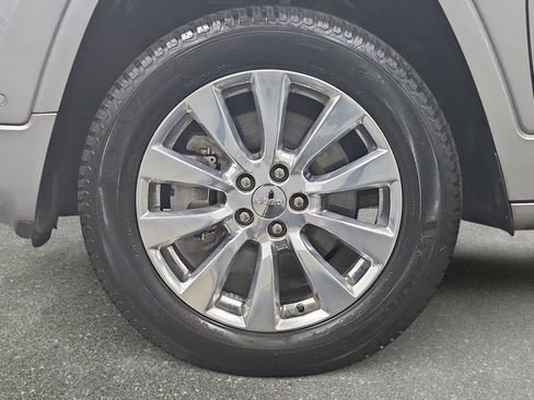 Used 2017 Jeep Cherokee Overland w/ Technology Group AWD/4WD image 34