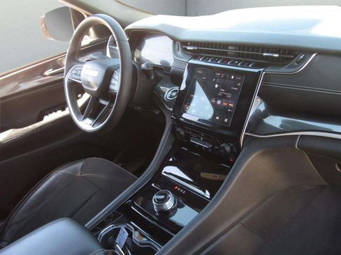 Used 2023 Jeep Grand Cherokee L Laredo RWD image 9