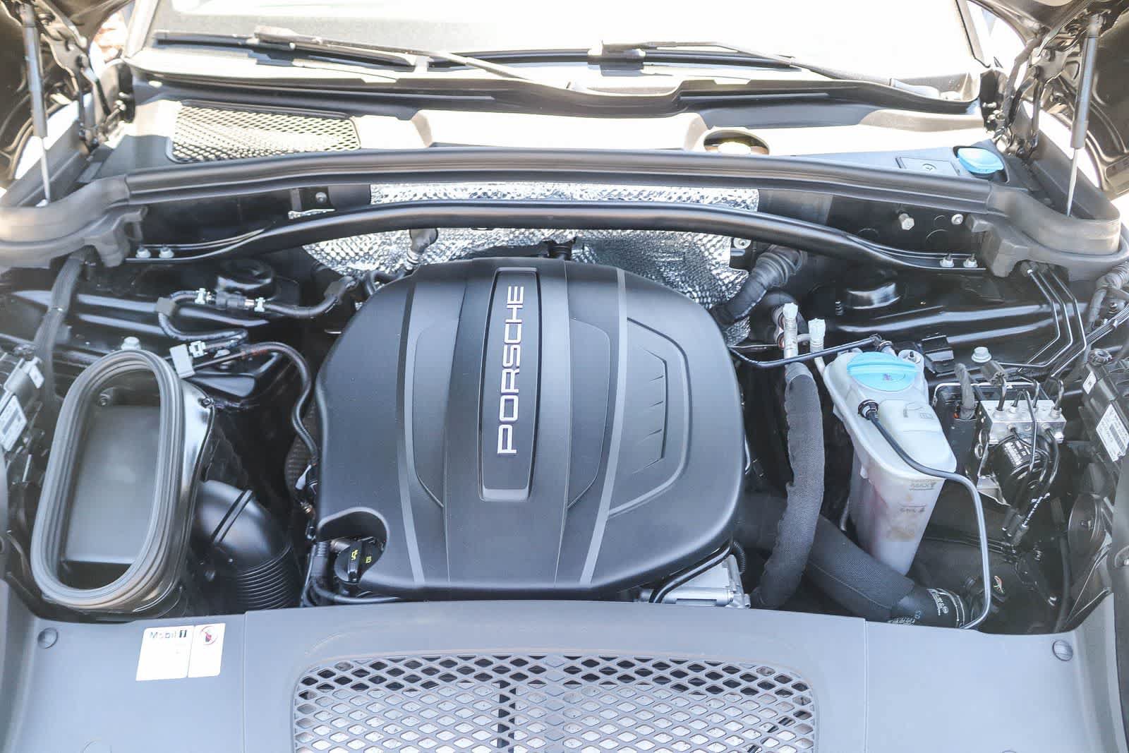 Used 2018 Porsche Macan AWD/4WD image 28