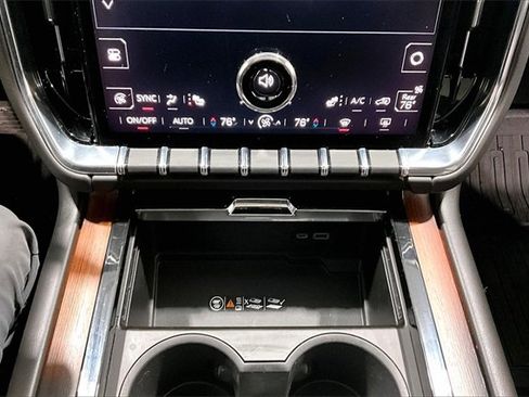 Used 2025 GMC Yukon Denali w/ Sun & Power Step Package image 16