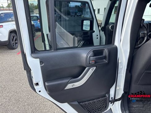 Used 2018 Jeep Wrangler Unlimited Sahara w/ Connectivity Group AWD/4WD image 23