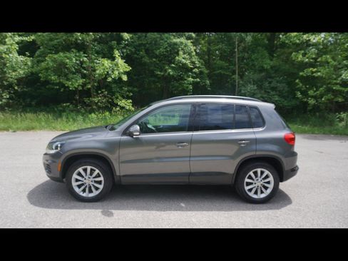 Used 2017 Volkswagen Tiguan Limited w/ Premium Package FWD image 2