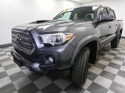 Used 2016 Toyota Tacoma TRD Off-Road image 4