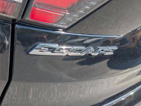 Used 2017 Ford Escape SE FWD image 9