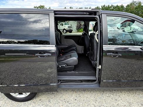 Used 2019 Dodge Grand Caravan SXT image 25