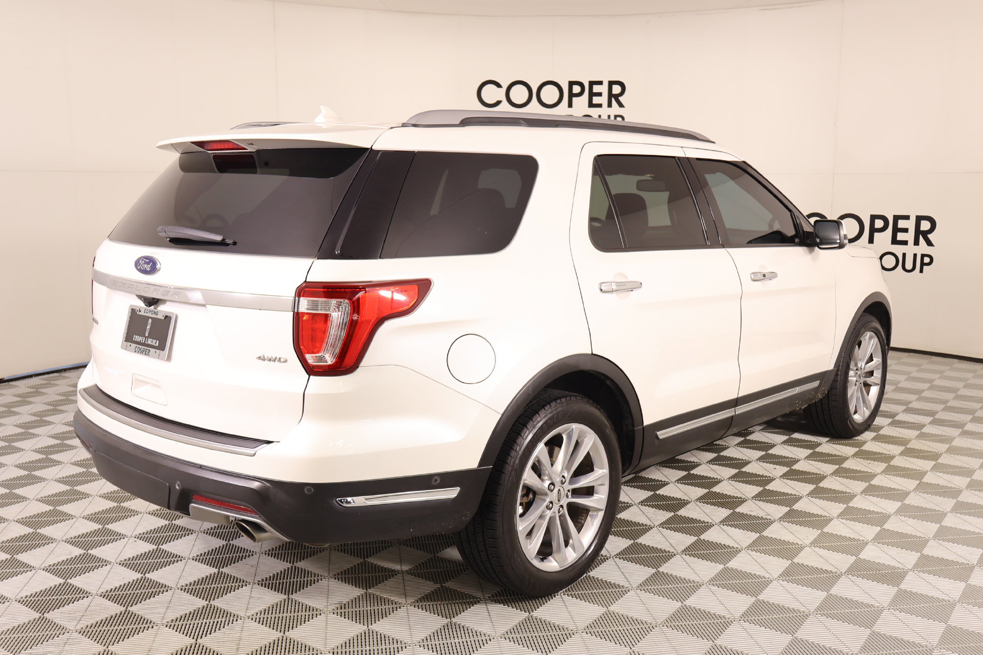 Used 2018 Ford Explorer Limited w/ Equipment Group 301A AWD/4WD image 23
