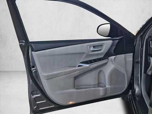 Used 2017 Toyota Camry LE FWD image 12