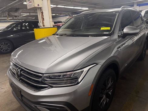 Used 2022 Volkswagen Tiguan SE w/ Panoramic Sunroof Package AWD/4WD image 2