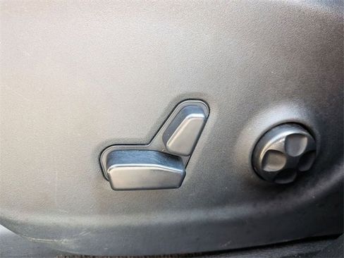 Used 2018 Jeep Cherokee Overland image 13