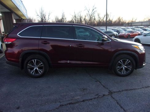 Used 2017 Toyota Highlander LE image 4