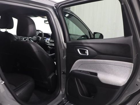 Used 2024 Jeep Compass Latitude AWD/4WD image 16