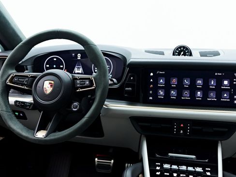 Used 2025 Porsche Cayenne GTS image 60