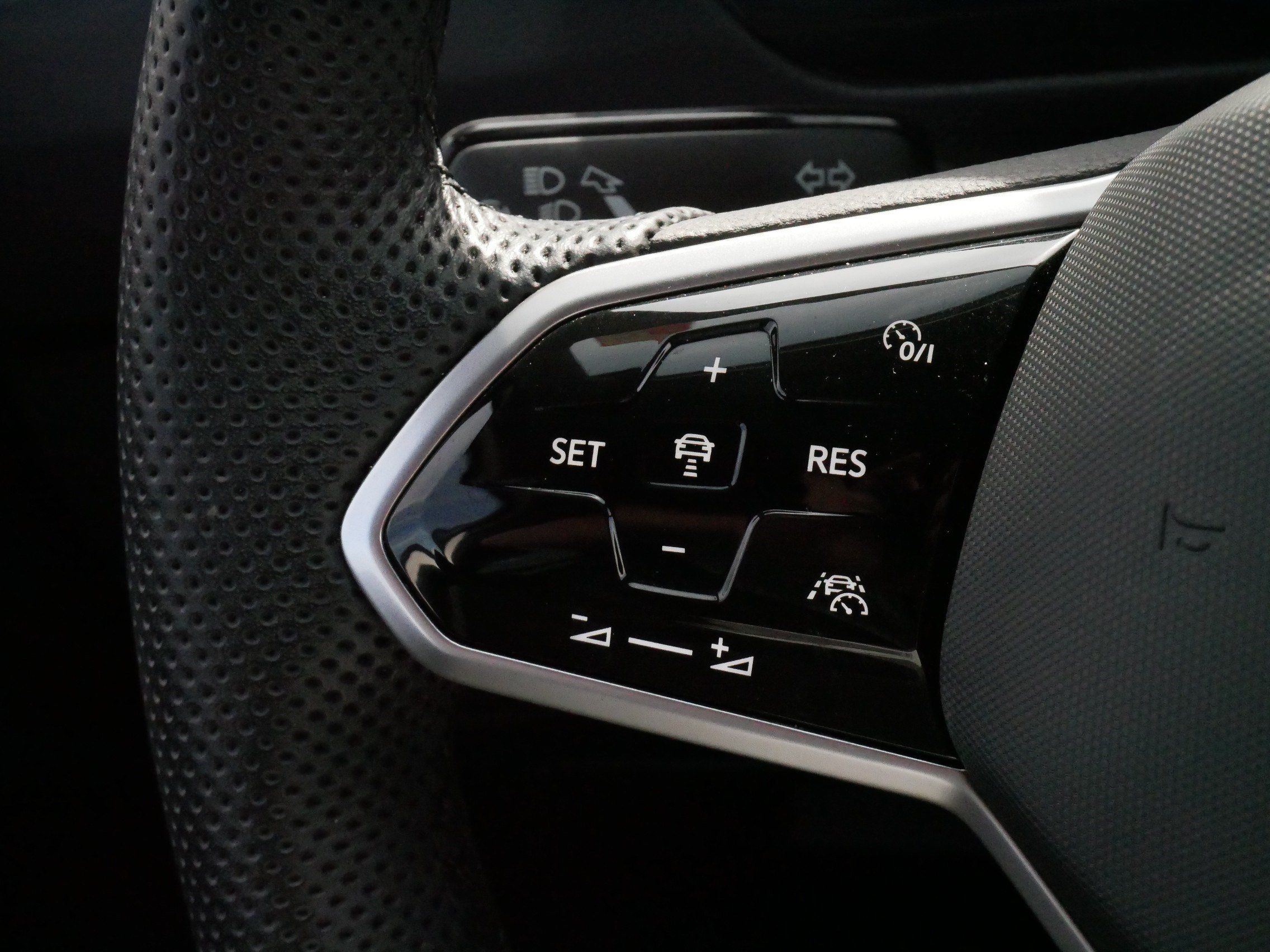 Certified 2023 Volkswagen Tiguan SE R-Line AWD/4WD image 25