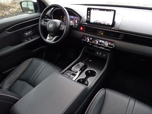 Used 2025 Honda Pilot Elite image 24