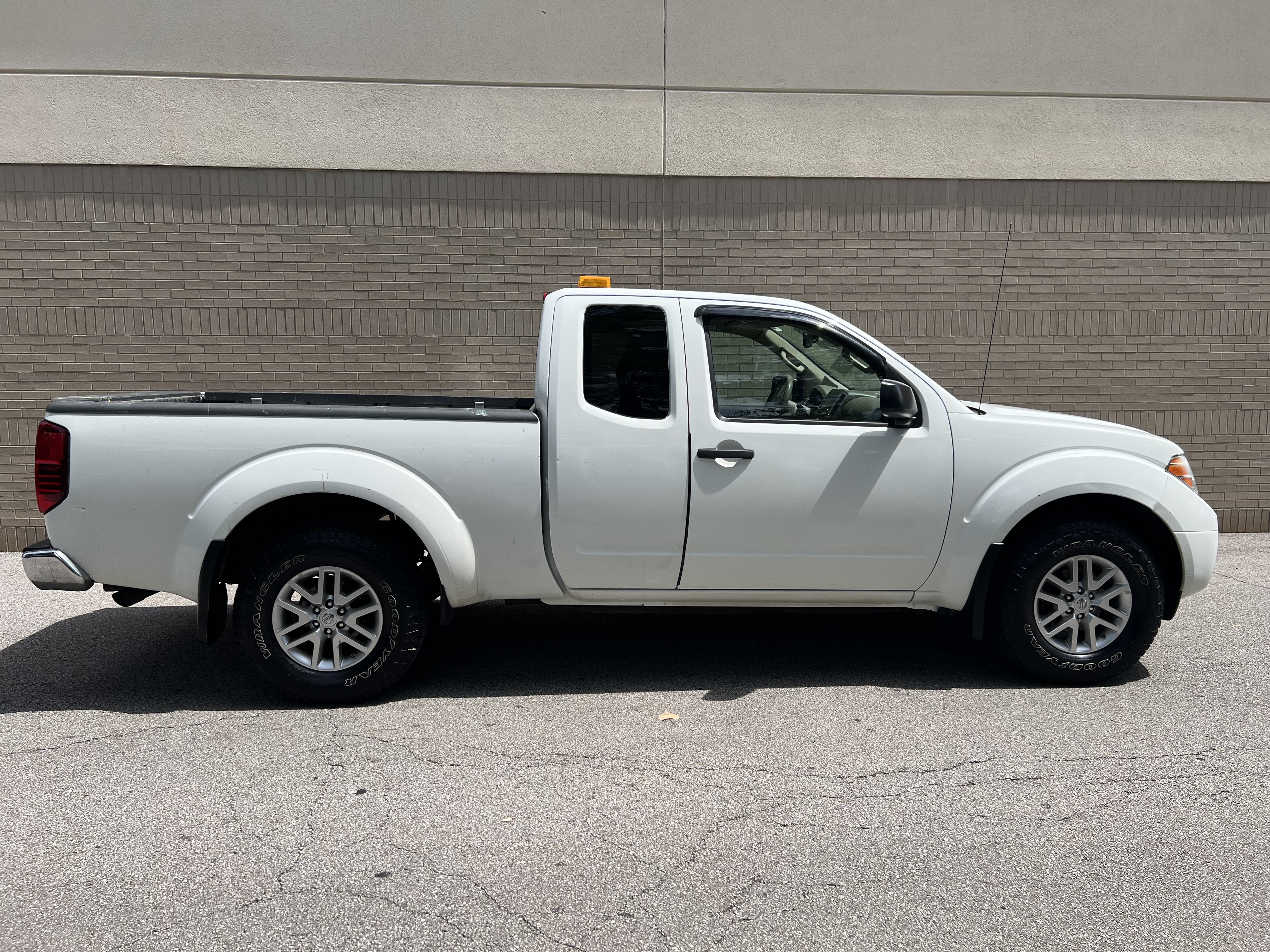 Used 2014 Nissan Frontier SV w/ SV Value Truck Package AWD/4WD image 9