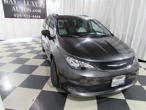 Used 2021 Chrysler Voyager Lxi image 13