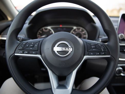 Used 2025 Nissan Altima 2.5 SV image 10