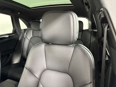 Certified 2025 Porsche Macan image 40