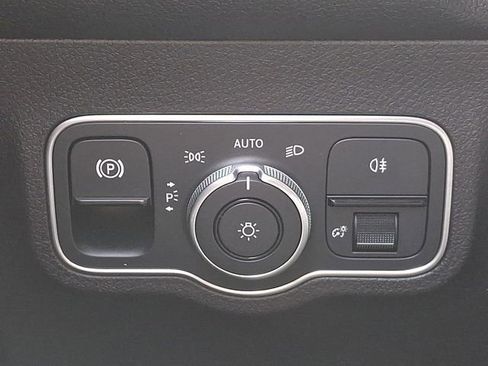 Used 2025 Mercedes-Benz EQB 250+ image 30