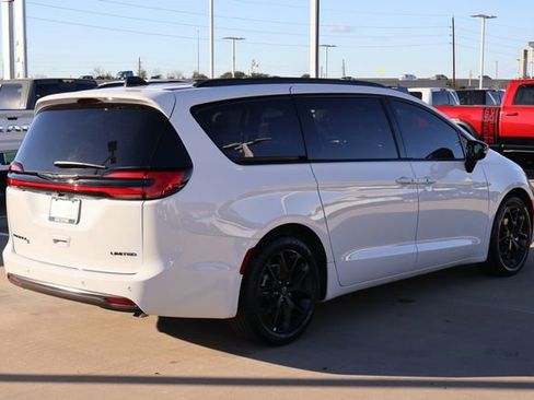 New 2026 Chrysler Pacifica Limited image 7