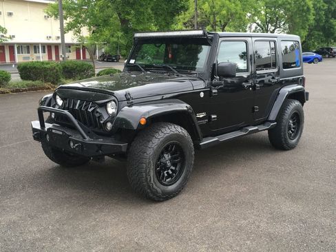 Used 2015 Jeep Wrangler Unlimited Sahara w/ Connectivity Group AWD/4WD image 1