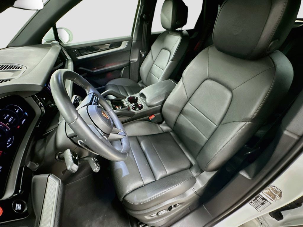 Certified 2025 Porsche Cayenne AWD/4WD image 5
