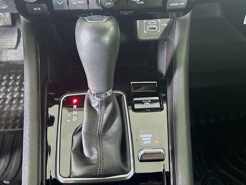 Used 2024 Jeep Compass Latitude image 25