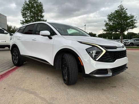 Used 2025 Kia Sportage LX image 4