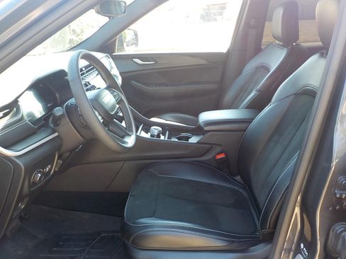 Used 2024 Jeep Grand Cherokee Altitude AWD/4WD image 11