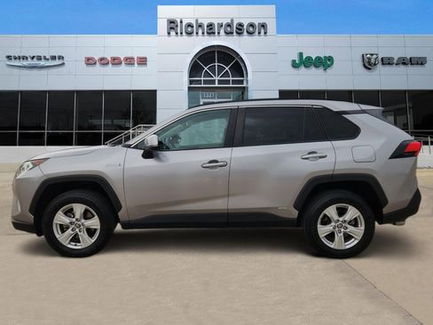 Used 2021 Toyota RAV4 XLE w/ Convenience Package image 3