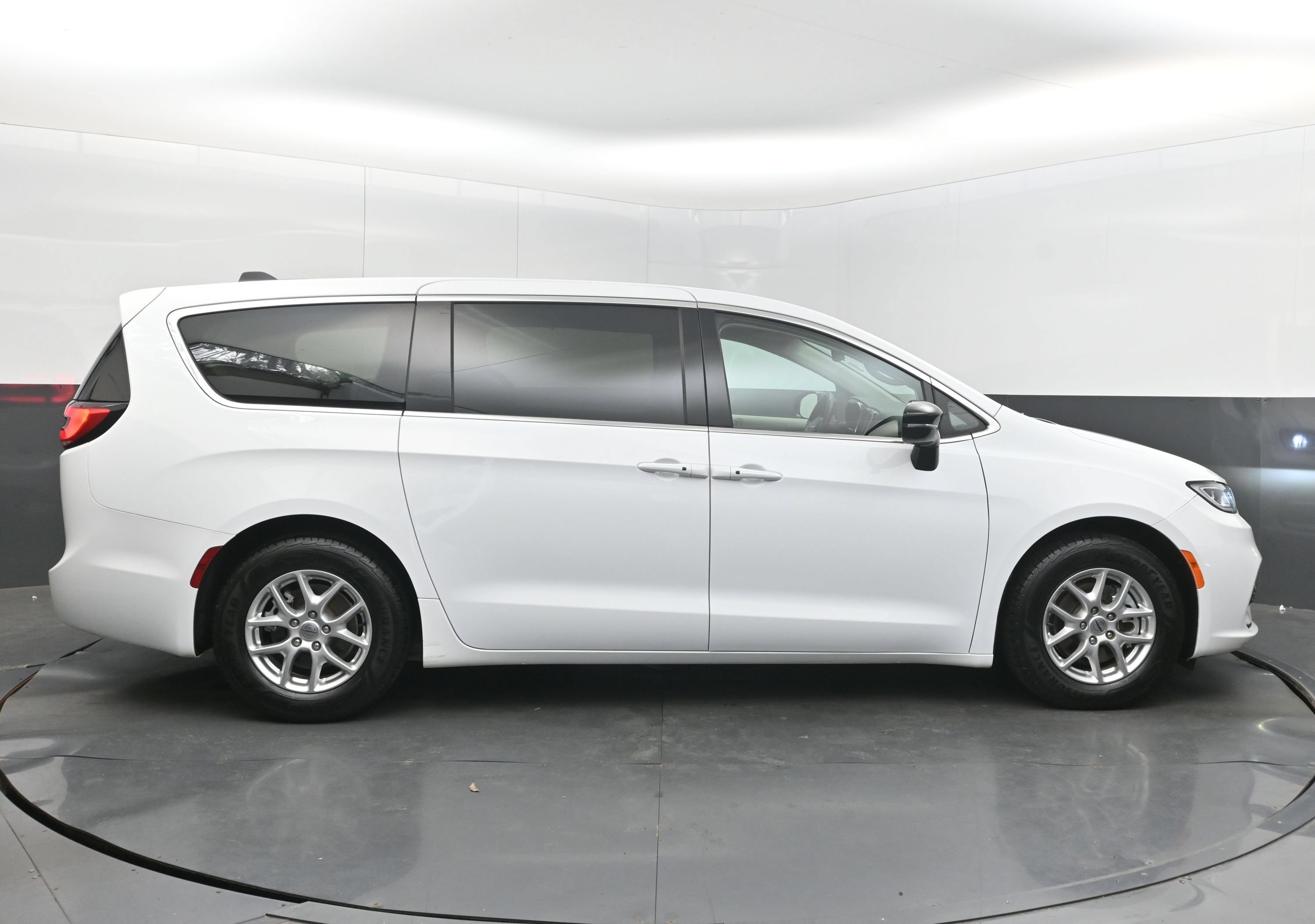 Used 2024 Chrysler Pacifica Touring-L FWD image 10