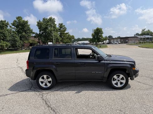 Used 2014 Jeep Patriot Latitude AWD/4WD image 5