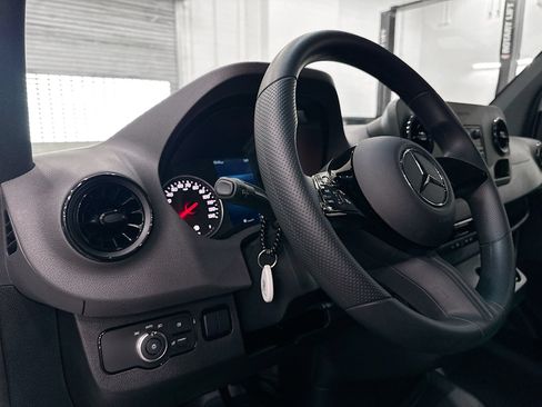 Used 2025 Mercedes-Benz Sprinter 2500 image 10