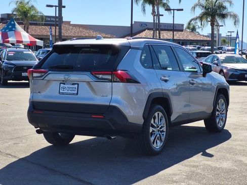 Used 2021 Toyota RAV4 XLE Premium image 5