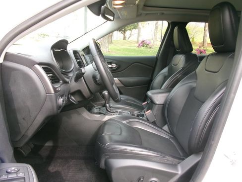 Used 2019 Jeep Cherokee Latitude Plus w/ Comfort/Convenience Group image 11