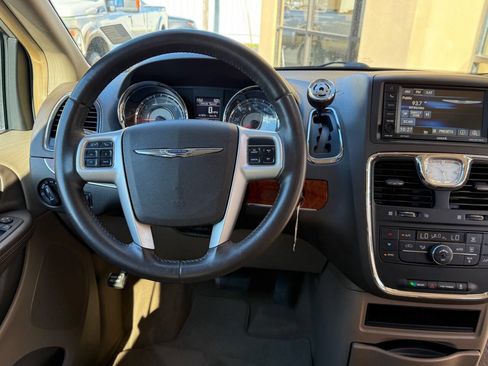 Used 2015 Chrysler Town & Country Touring image 10