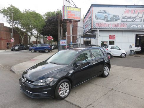 Used 2019 Volkswagen Golf S FWD image 2