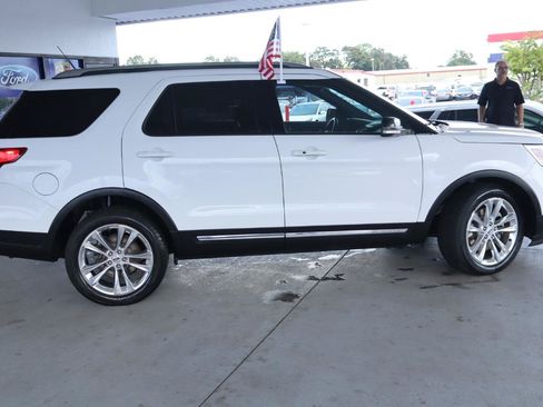 Used 2018 Ford Explorer XLT w/ Equipment Group 202A AWD/4WD image 3