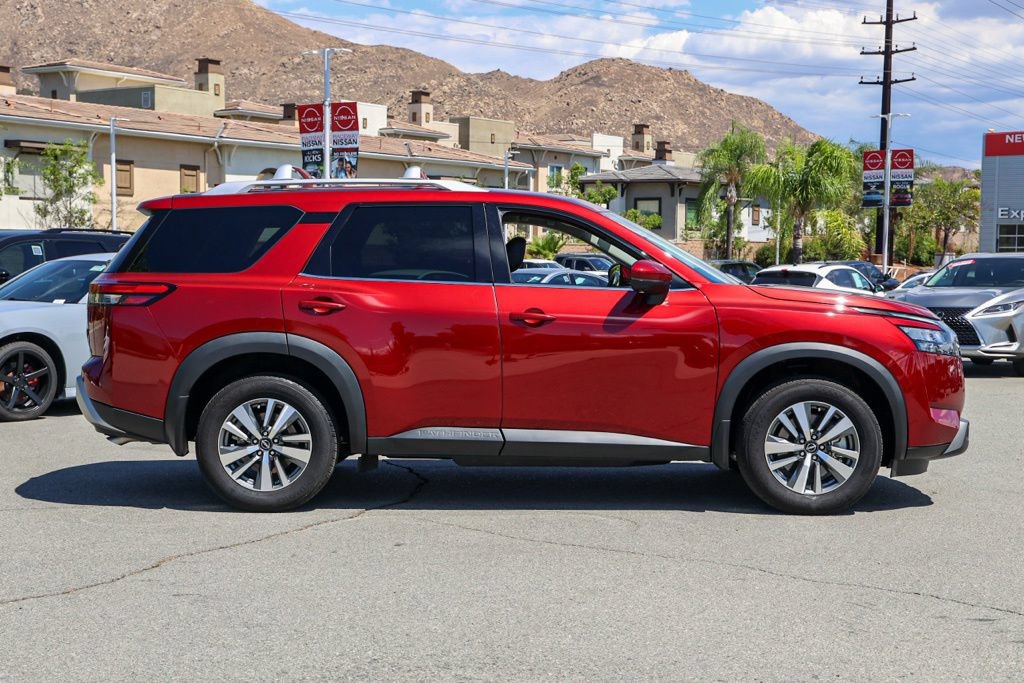 Used 2025 Nissan Pathfinder SL FWD image 3