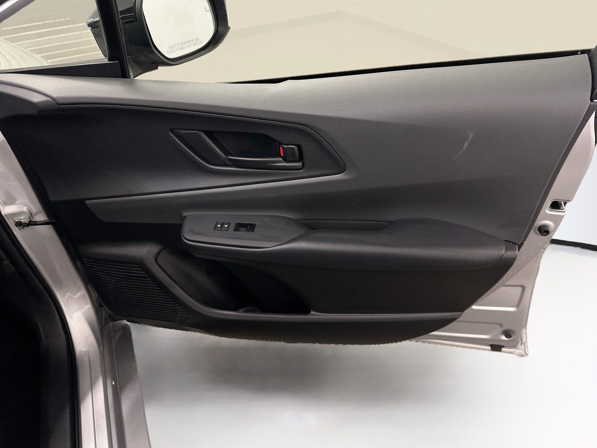 Used 2025 Toyota Prius LE FWD image 33