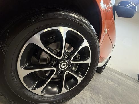 Used 2016 smart fortwo passion RWD image 14