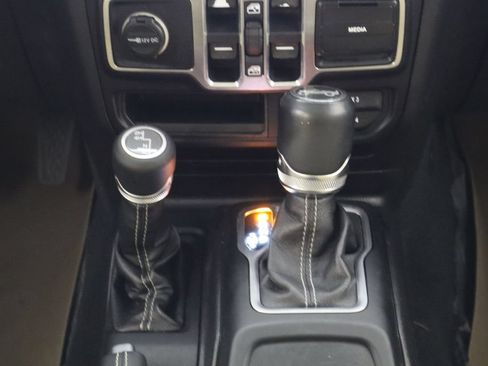 Used 2018 Jeep Wrangler Unlimited Sahara AWD/4WD image 27