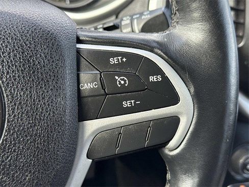 Used 2017 Jeep Cherokee Limited image 23