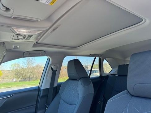 Used 2022 Toyota RAV4 XLE w/ Convenience Package image 11