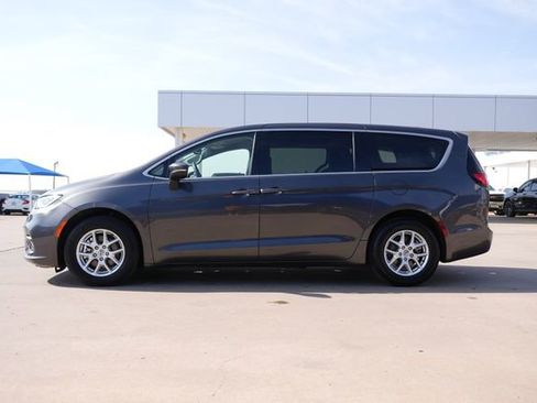 Used 2023 Chrysler Pacifica Touring-L FWD image 7
