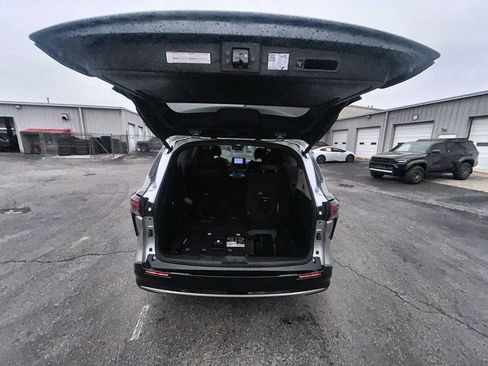 Used 2023 Toyota Sienna Platinum FWD image 31