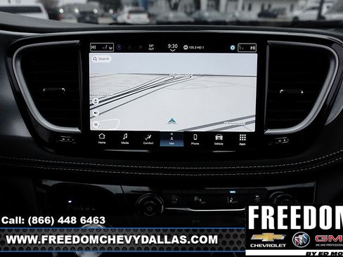 Used 2025 Chrysler Pacifica Limited image 17